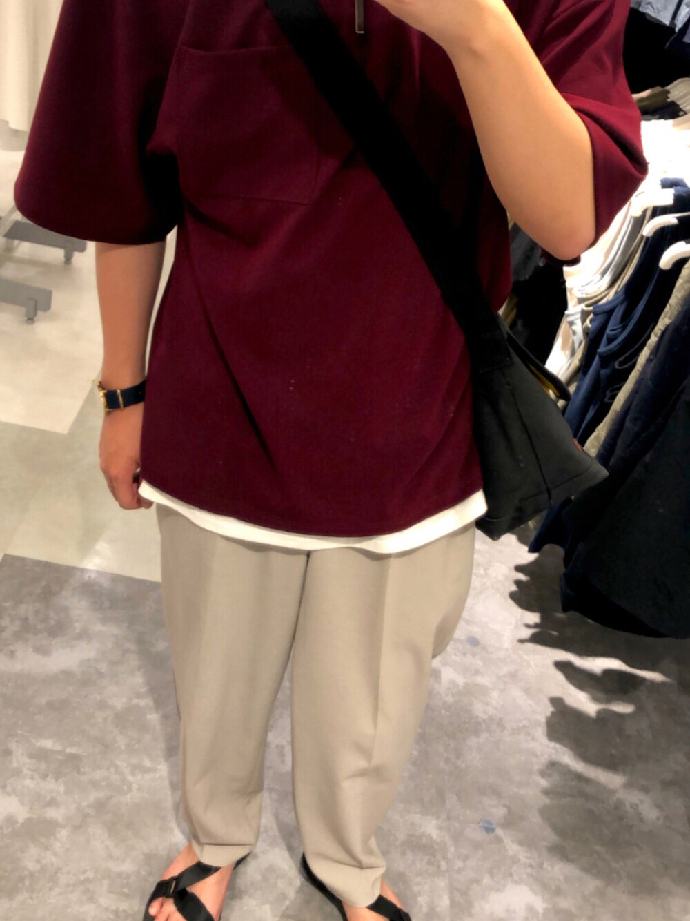 「キレイめ、ワインレッド、アースカラー、大人コーデ、オトナカジュアル、おしゃれさんと繋がりたい、白スラックス、秋服準備はじめました、ASTRONOMY、ZOZOブランドディレクター発掘企画」｜「ETELIOの【2点セット】梨地ポケット付きクルービッグTシャツ＆ロングタンクトップアンサンブルセット（Tシャツ/カットソー、レッド系）」を使った、A Y Aさん（メンズ・171cm）の秋コーディネートの1枚目の写真
