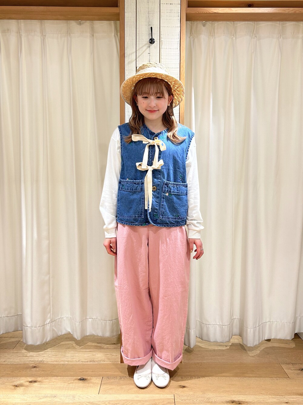 「Samansa Mos2、サマンサ モスモス(Samansa Mos2)、ピンク、ゆべしコラボ、ゆべし×SamansaMos2、デニムベスト、カンカン帽」｜「Samansa Mos2のラフィア太リボンカンカン帽（ハット、ホワイト系）」を使った、あぶさん（レディース・152cm）の春コーディネートの1枚目の写真