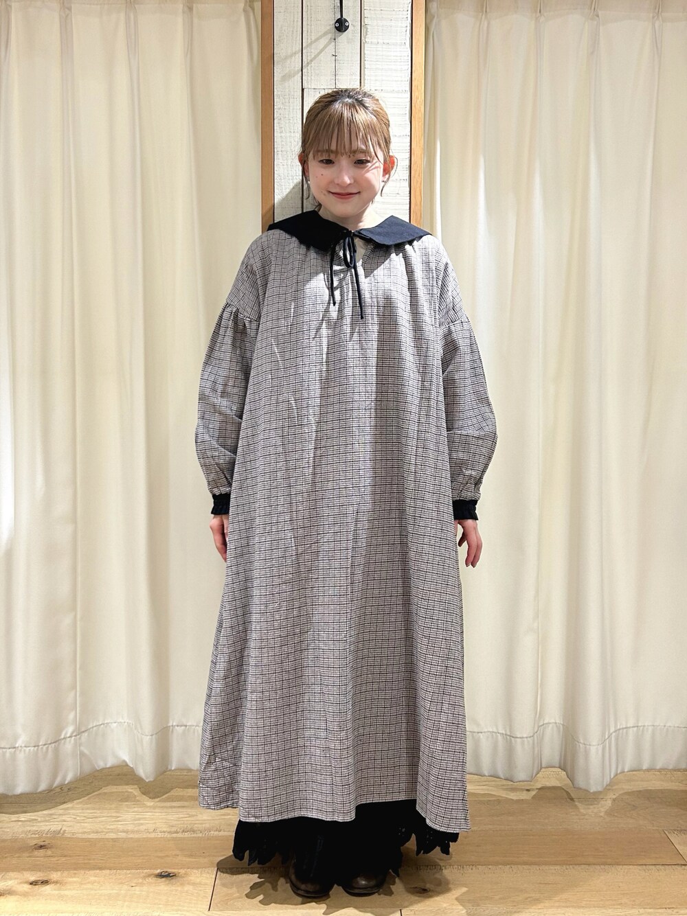 ブラック系のワンピース、グレー系のシャツ/ブラウス、ブラック系のスカートを着用したレディースの冬コーディネートの1枚目の写真