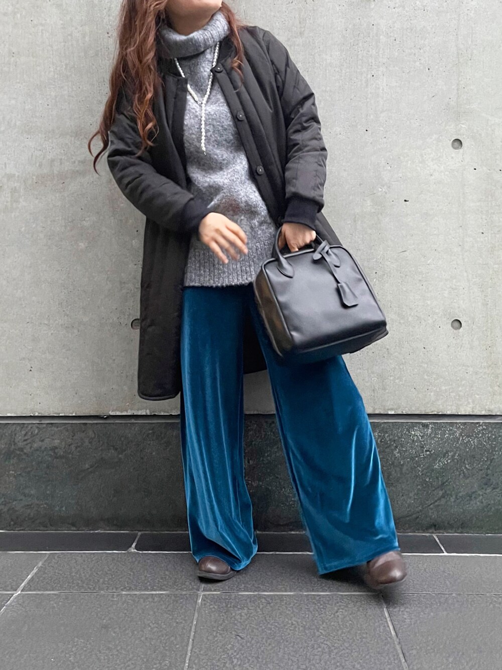 ゴールド系のアナログ腕時計を着用したレディースの冬コーディネートの1枚目の写真