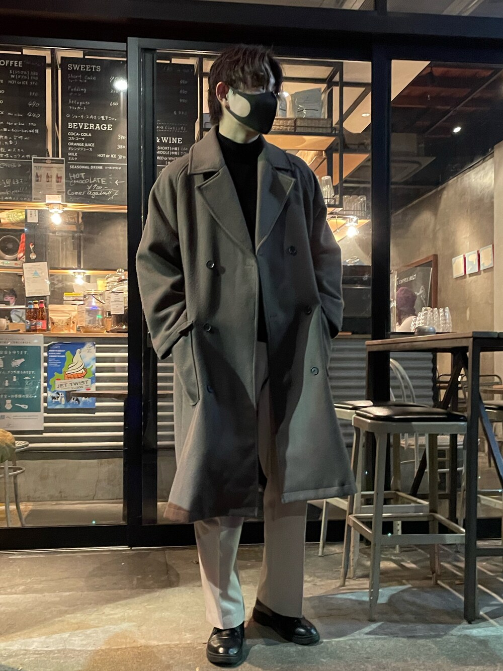 「クリスマスに着たい服、シンプル、大人コーデ、冬のコーデ、あったかコーデ、ワイドパンツ、カジュアルコーデ、きれいめカジュアル、コート、ブラウンコート、dmens、白パンツ、黒ニット」｜「SENSE OF PLACE by URBAN RESEARCHのストレッチモックネックセーター（ニット/セーター、ホワイト系）」を使った、kocoinsさん（メンズ・178cm）の冬コーディネートの1枚目の写真