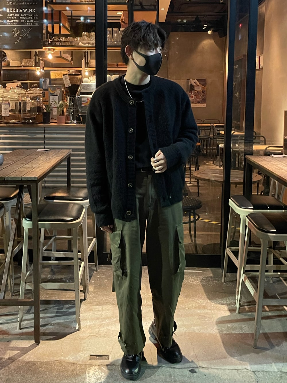 「未来のWEARISTAプロジェクト、ビッグシルエット、冬、秋のコーデ、ゆるコーデ、ワイドパンツ、お洒落さんとつながりたい、大人カジュアル、革靴、秋コーデ、カーディガン、カーゴパンツ、カーゴパンツコーデ、カーディガンコーデ、いいね、save、フォローお願いします🤑」｜「y/m by れぽすけのワイドミリタリーパンツ（カーゴパンツ、グリーン系）」を使った、kocoinsさん（メンズ・178cm）の秋コーディネートの1枚目の写真