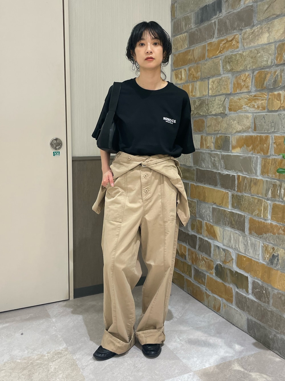 「夏ファッション、ロゴT、オールインワン、ジャンプスーツ、ベージュ、黒Tシャツ、RODEO CROWNS WIDE BOWL、RODEOCROWNS、ロデオクラウンズワイドボウル、ロデオクラウンズ」｜「RODEO CROWNS WIDE BOWLのWork ジャンプスーツ（つなぎ/オールインワン、ベージュ系）」を使った、RODEOCROWNSWIDEBOWLさん（レディース・158cm）の春コーディネートの1枚目の写真