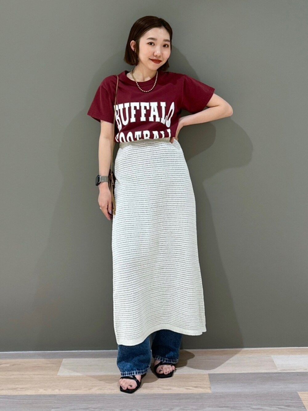 レッド系のTシャツ/カットソー、ホワイト系のスカートを着用したレディースの夏コーディネートの1枚目の写真