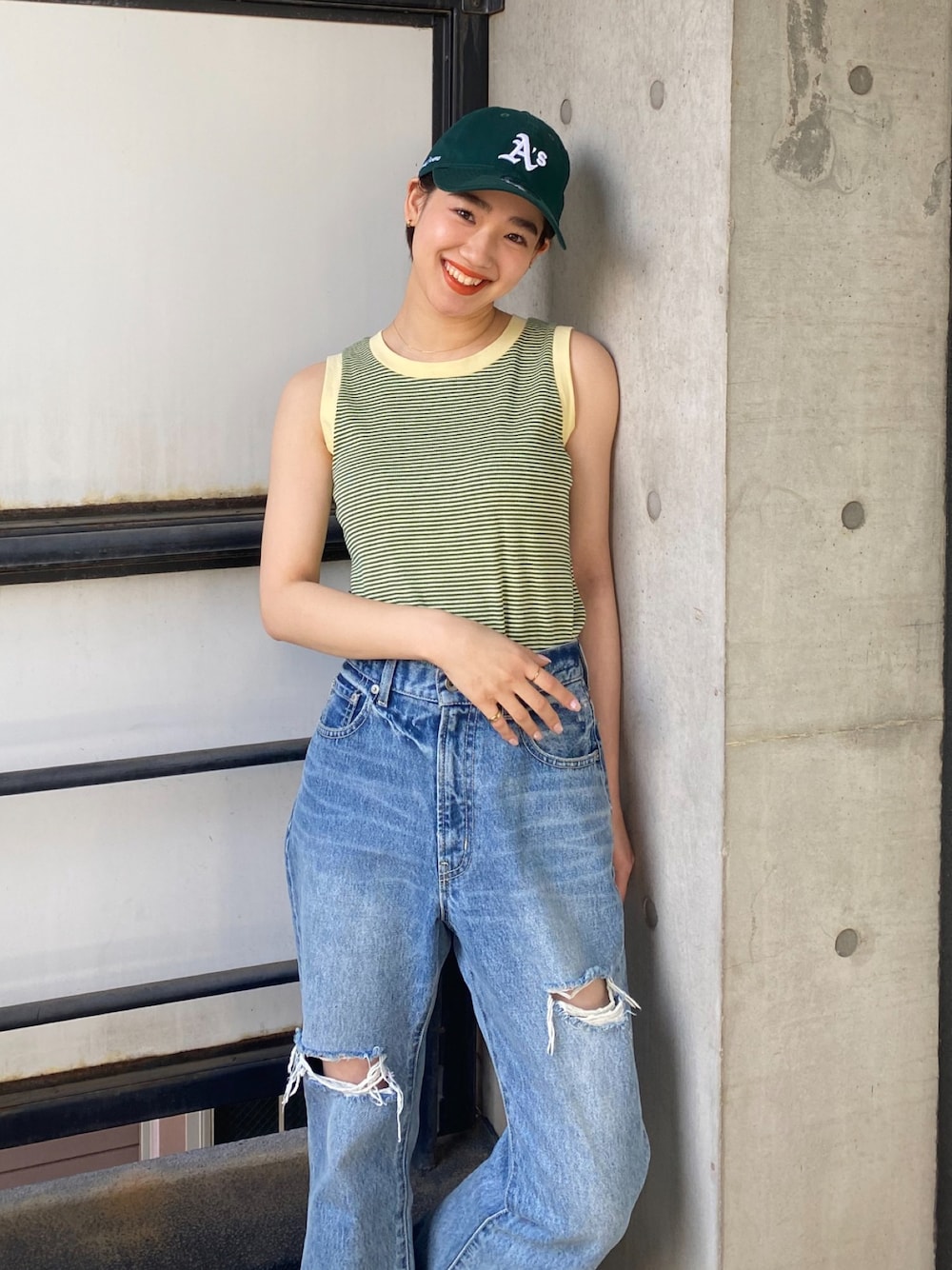 「NEW ERA、NEW ERA キャップ、MLB、ボーダータンクトップ、ボーイズライク、クラッシュデニム、夏コーデ、RODEOCROWNS、RODEO CROWNS WIDE BOWL、ロデオクラウンズ」｜「RODEO CROWNS WIDE BOWLの配色リブボーダータンクトップ（タンクトップ、グリーン系）」を使った、RODEOCROWNSWIDEBOWLさん（レディース・162cm）の春コーディネートの1枚目の写真
