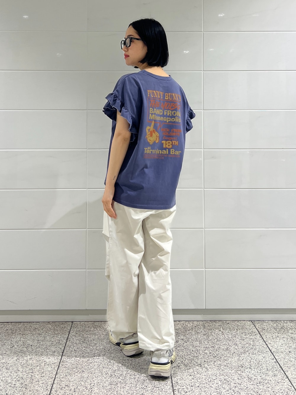 ブルー系のTシャツ/カットソー、ホワイト系のその他パンツを着用したレディースの春コーディネートの1枚目の写真