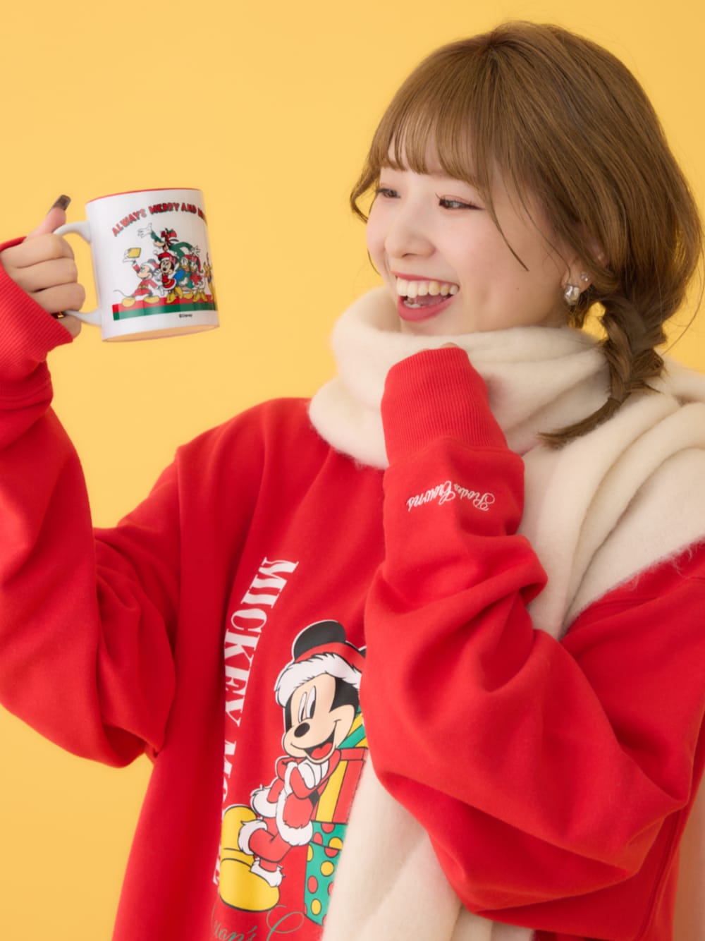 「冬コーデ、ホリデースタイル、クリスマスコーデ、X'mas、ミッキーコラボ、ディズニーコラボ、マグカップ、マフラー、パンツスタイル、RODEO CROWNS WIDE BOWL、RODEOCROWNS、ロデオクラウンズワイドボウル、ロデオクラウンズ」｜「RODEO CROWNS WIDE BOWLの(MICKEY)Xmasスウェットトップス（スウェット、レッド系）」を使った、RODEOCROWNSWIDEBOWLさん（レディース・156cm）の秋コーディネートの1枚目の写真