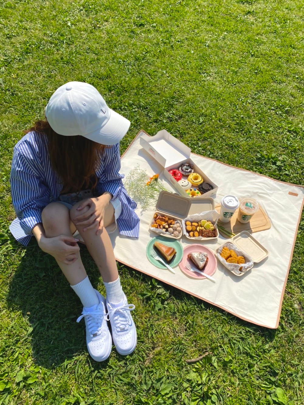 「ピクニック、おしゃピク、ユニクロ、韓国子供服、ストライプシャツ、シンプルコーデ、パンツコーデ、休日コーデ、韓国ブランド」｜「UNIQLOのエクストラファインコットンブロードストライプシャツ（ボタンダウン・長袖）（シャツ/ブラウス、ブルー系）」を使った、meiさん（レディース・162cm）の秋コーディネートの1枚目の写真
