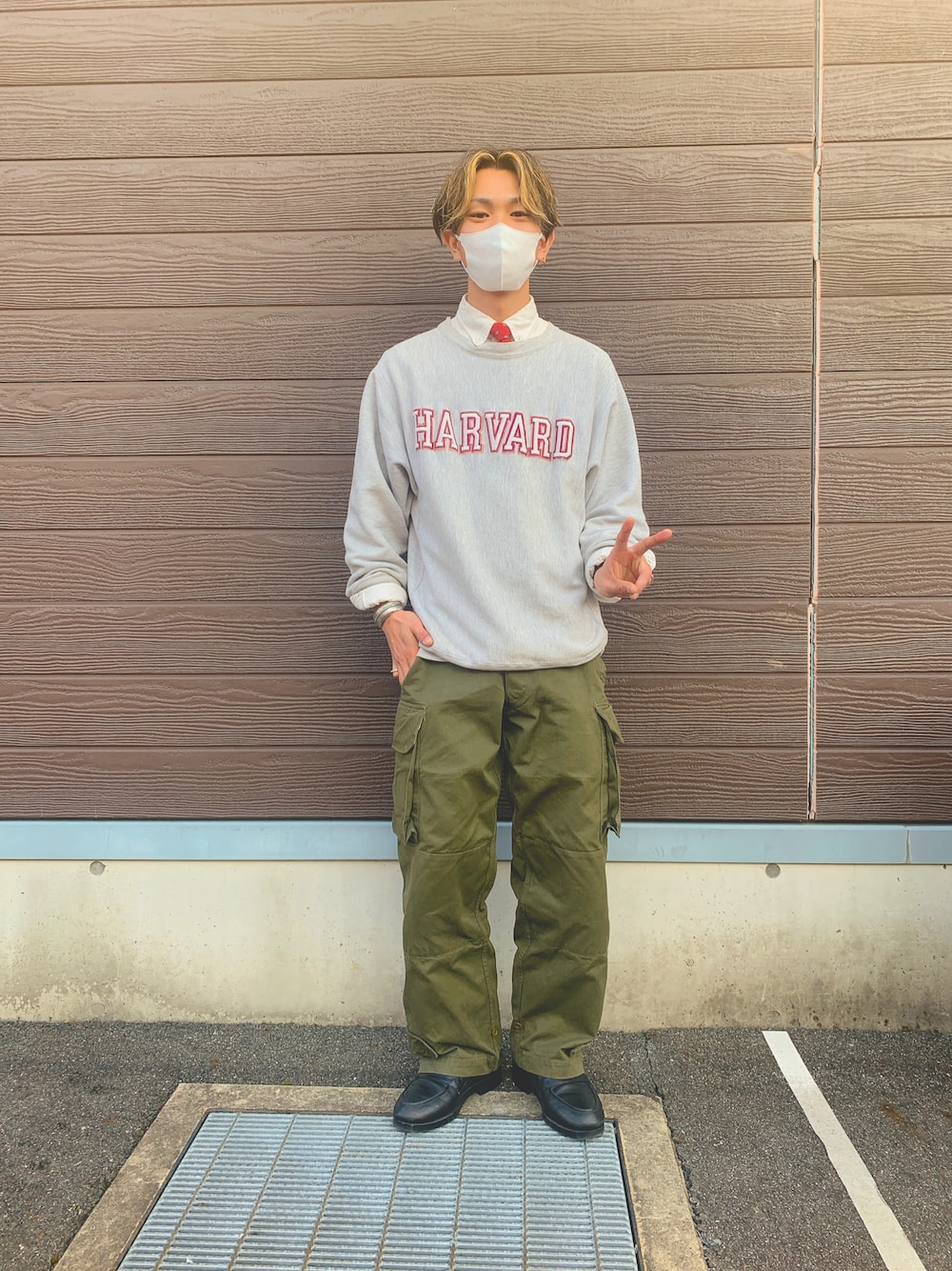 「スウェット、チャンピオン、Champion、REVERSE WEAVE、ハーバード大学、カレッジロゴ、m47、後期型、カーゴパンツ、古着コーデ、アイビールック、プレッピー、タイドアップ、今日のコーデ、おしゃれさんと繋がりたい」｜「Championのアイテム（スウェット、グレー系）」を使った、ando0107209さん（メンズ・169cm）の秋コーディネートの1枚目の写真