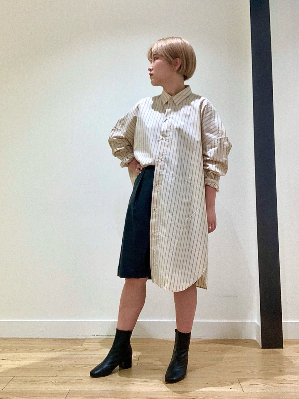 その他のシャツ/ブラウス、ブラック系のその他パンツ、ブラック系のブーツを着用したレディースの秋コーディネートの1枚目の写真