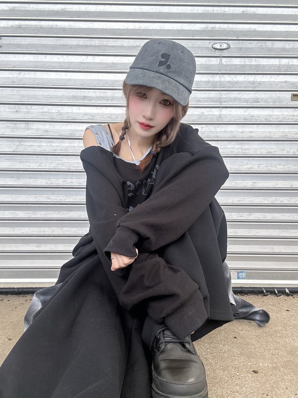 ブラック系のスウェットパンツ、ブラック系のスウェット、ピンク系のアイシャドウを着用したレディースの秋コーディネートの1枚目の写真