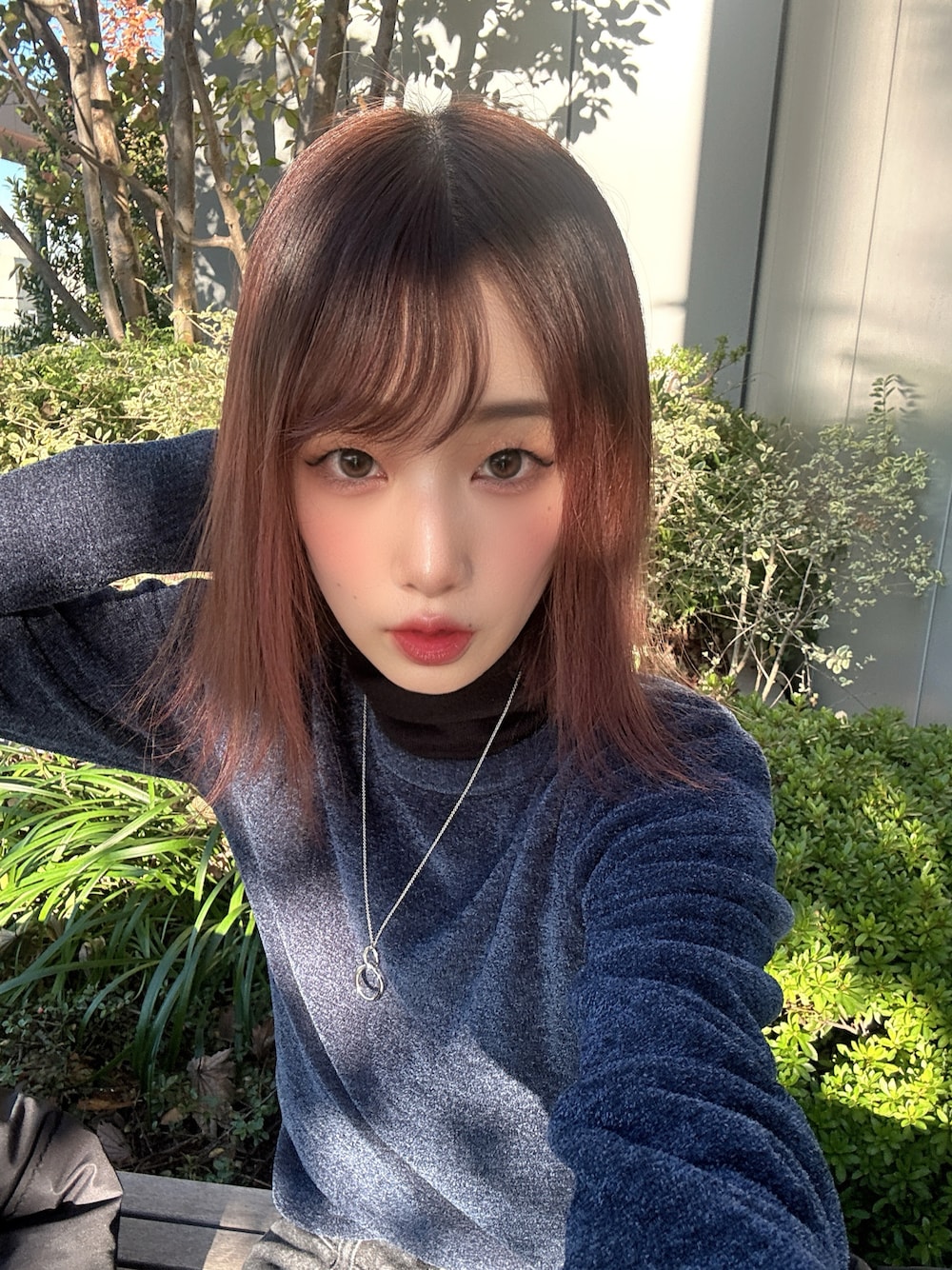 ブルー系のニット/セーター、ブラック系のニット/セーター、ブラック系のダウンジャケット/コートを着用したレディースの秋コーディネートの1枚目の写真