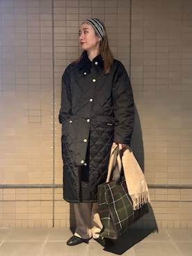 「アイテム（バッグ、グリーン系）」を使った、Barbour スタッフさん（レディース・157cm）の秋コーディネート