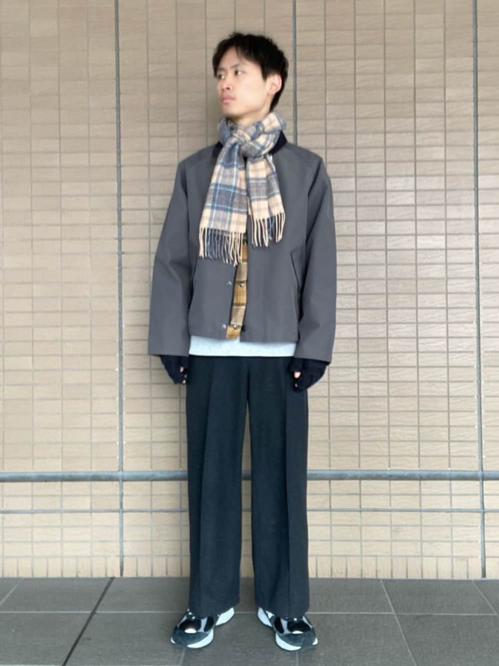 グレー系のその他アウター、ベージュ系のマフラーを着用したレディースの冬コーディネートの1枚目の写真