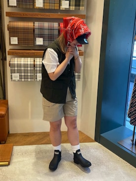 「Barbour（バブアー）の【TRANSPORT / トランスポート】ナイロン ショーツ Japan Exclusive（その他パンツ、ベージュ系）」を使った、Barbour スタッフさん（レディース・157cm）の春コーディネート