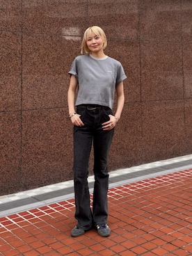 「Barbour（バブアー）のクロップド ポイントロゴ 配色TシャツJapan Exclusive（レディース）（Tシャツ/カットソー、グレー系）」を使った、Barbour スタッフさん（レディース・159cm）の夏コーディネート
