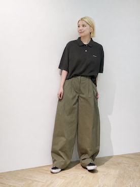「Barbour（バブアー）のワンポイントロゴ クロップド ポロシャツJapan Exclusive（レディース）（ポロシャツ、ブラウン系）」を使った、Barbour スタッフさん（レディース・157cm）の春コーディネート