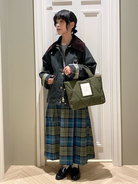 「アイテム（スカート、グリーン系）」を使った、Barbour スタッフさん（レディース・157cm）の秋コーディネート