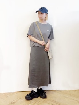 「Barbour（バブアー）のクロップド ポイントロゴ 配色TシャツJapan Exclusive（レディース）（Tシャツ/カットソー、グレー系）」を使った、Barbour スタッフさん（レディース・157cm）の春コーディネート