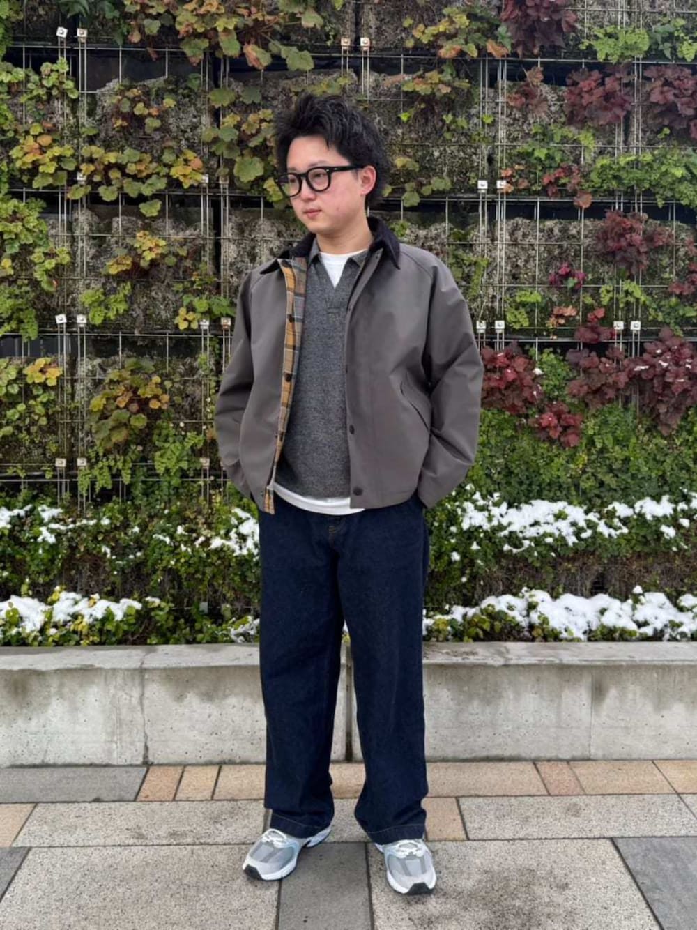 グレー系のその他アウターを着用したレディースの冬コーディネートの1枚目の写真