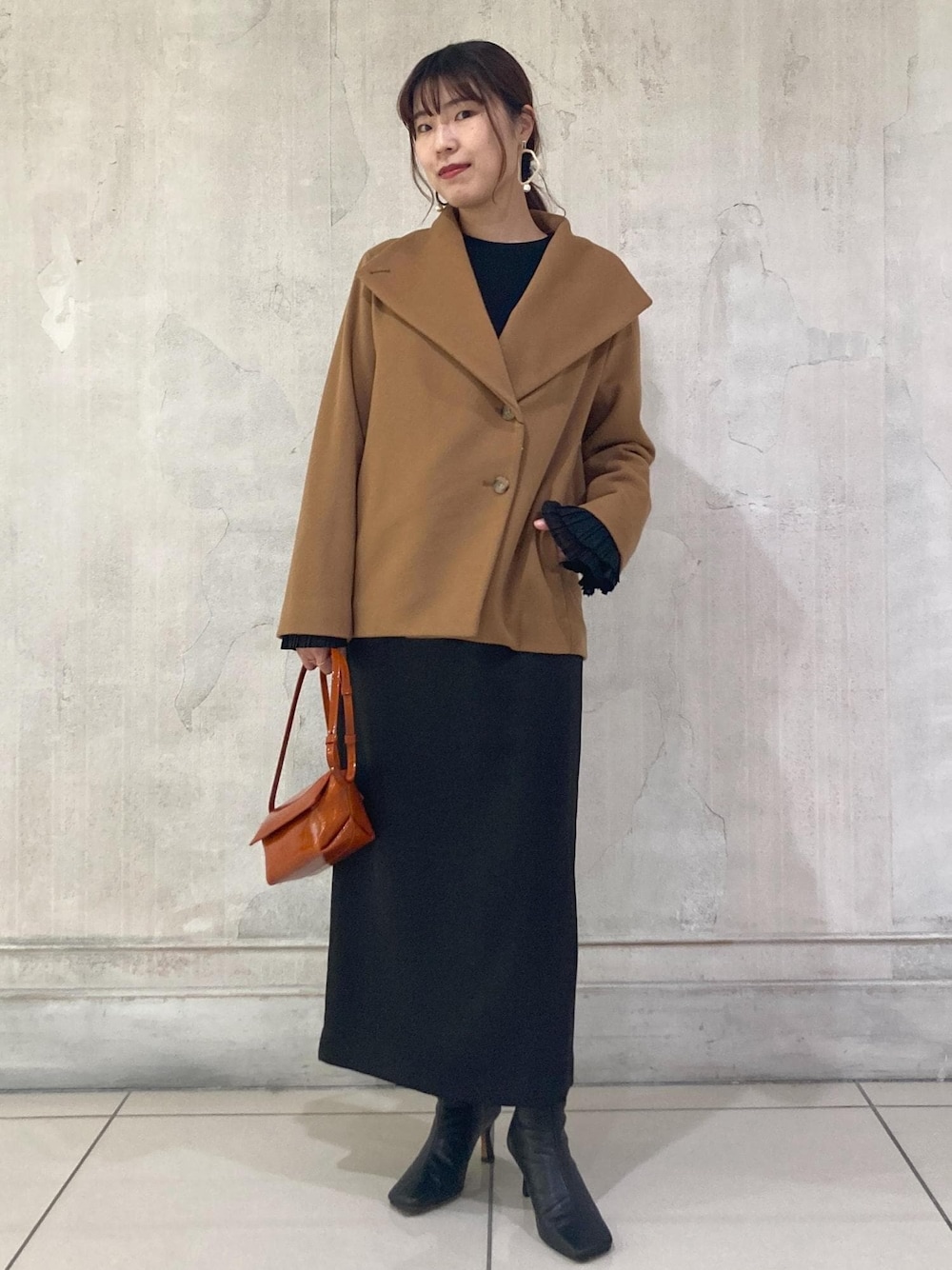「モア、モアサロンエロペ、モア横浜高島屋、コート、カシミヤコート、プレカシコート、プレカシ、タイトスカート、スクエアブーツ、ショルダーバッグ、モア別注コート、moi別注コート、尾州コート、秋コーデ、初冬コーデ」｜「ROPE'のBeatrice boots(ベアトリス ブーツ)（ブーツ、ブラック系）」を使った、sanaさん（レディース・160cm）の秋コーディネートの1枚目の写真