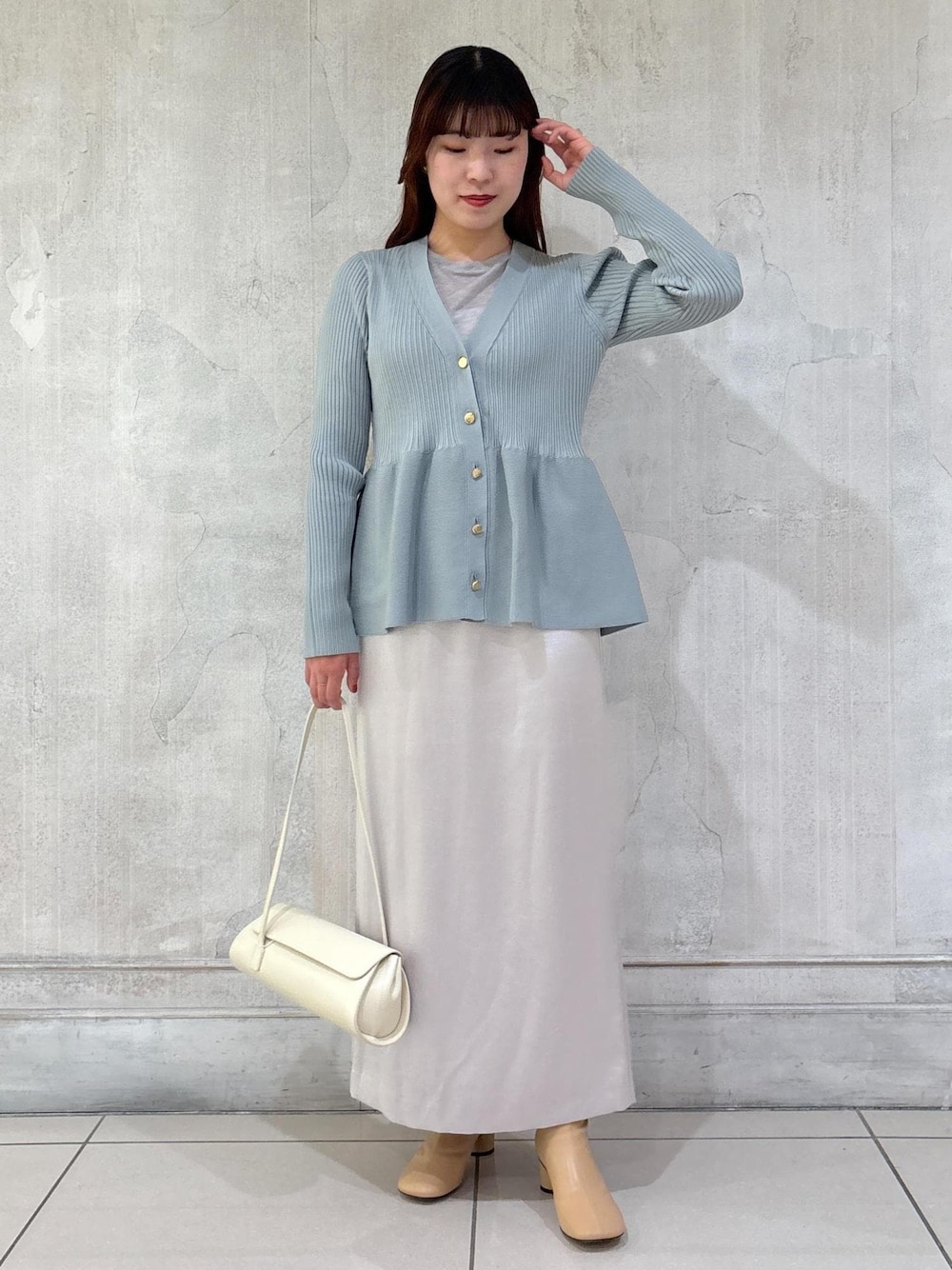 「モア、モアサロンエロペ、モア横浜、モア横浜高島屋、モア別注、モア限定、moi限定、カーディガン、ペプラムカーディガン、タイトスカート、サテンスカート、ブーツ、初冬コーデ、冬コーデ、お出かけコーデ」｜「ADAM ET ROPE'のMOL Rollバッグ（ショルダーバッグ、ホワイト系）」を使った、sanaさん（レディース・160cm）の冬コーディネートの1枚目の写真