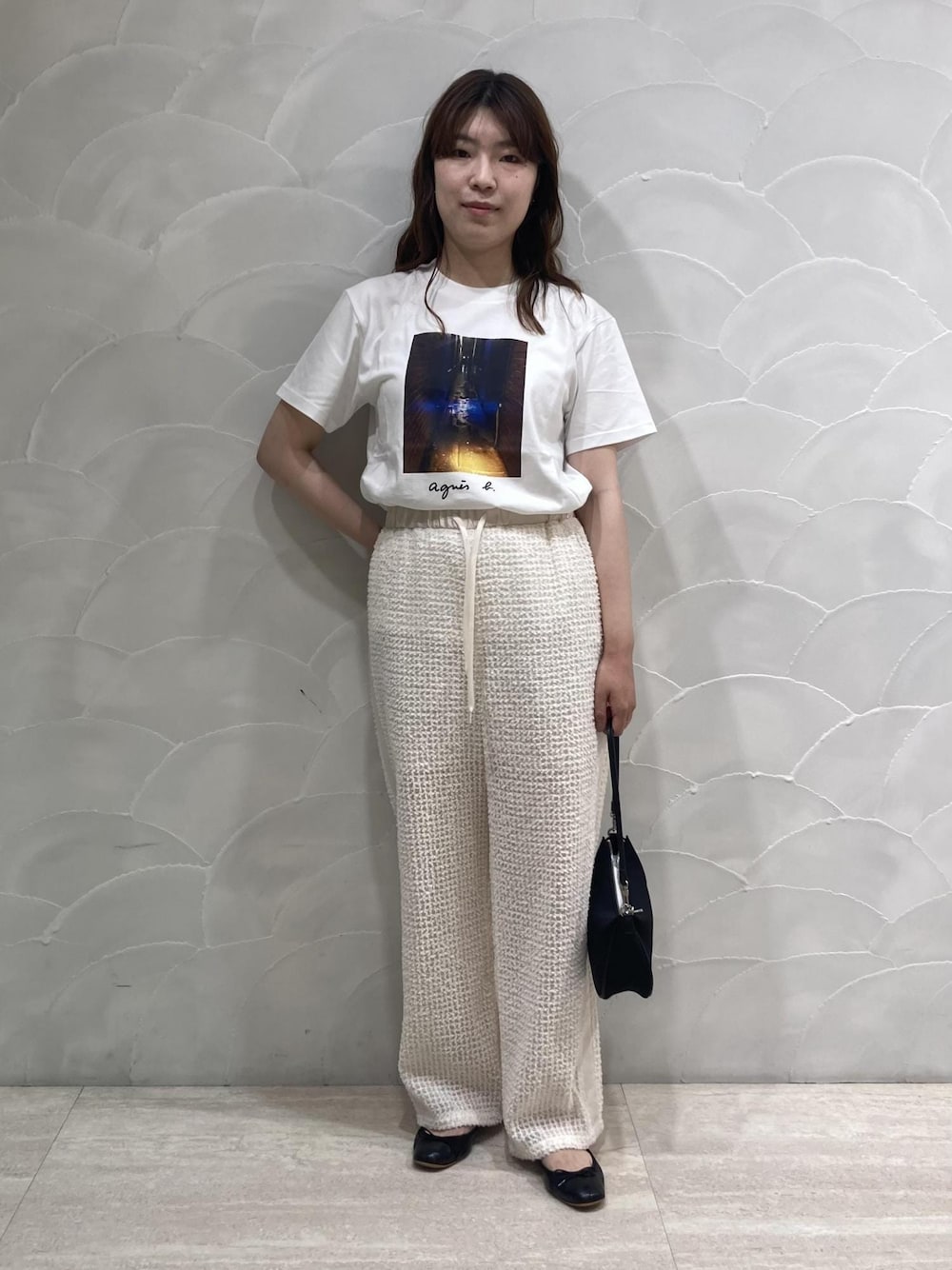 「ルミネ横浜、LUMINE横浜、横浜ルミネ、横浜LUMINE、アニエス、アニエスT、Tシャツ、別注、イージーパンツ、バレエシューズ、メタリックバレエ、ショルダーバッグ、FEMME、大人カジュアル、夏ファッション」｜「ADAM ET ROPE'の【サステナブル】メタリックバレエ（バレエシューズ、ブラック系）」を使った、sanaさん（レディース・160cm）の夏コーディネートの1枚目の写真