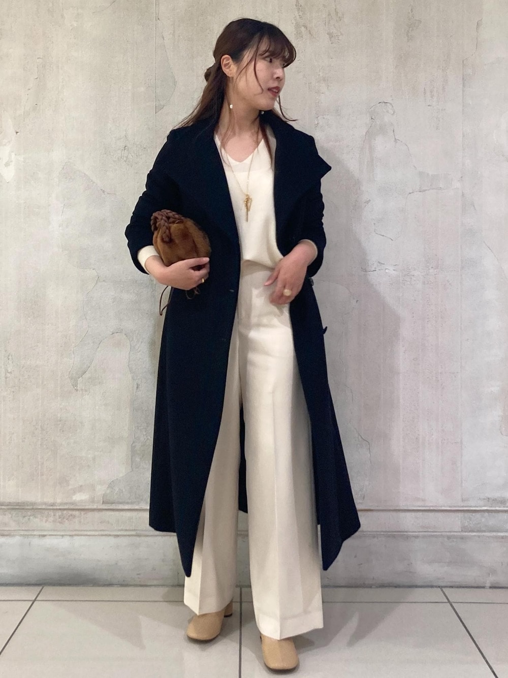 「モア、モアサロンエロペ、モア横浜高島屋、モア別注、moi別注、モア別注コート、moi別注コート、プレカシ、コート、ロングコート、カシミヤニット、ニット、ストレートパンツ、ブーツ、秋コーデ」｜「SALON adam et rope'のカシミヤ深Vネックニットプルオーバー（ニット/セーター、ホワイト系）」を使った、sanaさん（レディース・160cm）の秋コーディネートの1枚目の写真