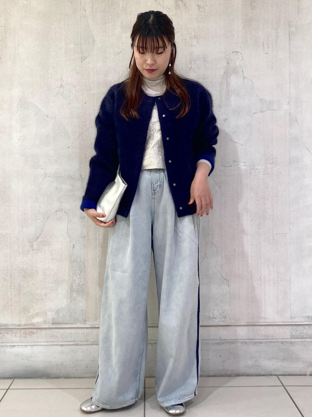 「モア、モアサロンエロペ、モア横浜高島屋、タートル、ビスチェ、デニム、デニムパンツ、シルバーバッグ、パンプス、ニットカーディガン、お出かけコーデ、大人カジュアル、カジュアルコーデ、フェミニンコーデ、ROPÉ」｜「SALON adam et rope'の【Smile Cotton】2PACK TEE（Tシャツ/カットソー、グレー系）」を使った、sanaさん（レディース・160cm）の秋コーディネートの1枚目の写真