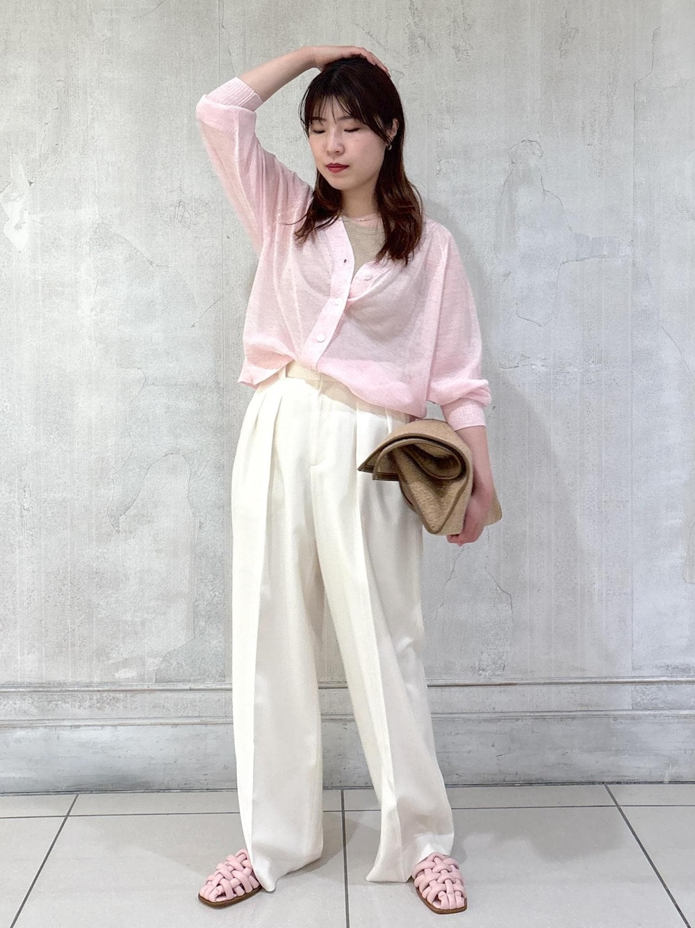 「モア、モアサロンエロペ、モア横浜、モア横浜高島屋、アメスリ、ワイドパンツ、はっ水パンツ、サンダル、バッグ、初春コーデ、春コーデ、初夏コーデ、お出かけコーデ、旅行コーデ、大人カジュアル」｜「ROPE'の【セットアップ/通勤オフィス】撥水2タックトラウザーパンツ（その他パンツ、ホワイト系）」を使った、sanaさん（レディース・160cm）の春コーディネートの1枚目の写真