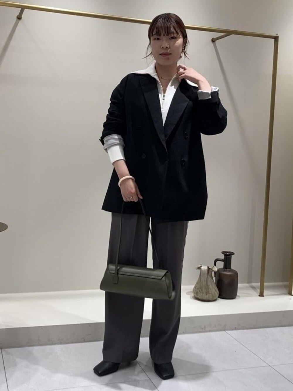 「モア、モアサロンエロペ、moi salon et rope'、モア横浜高島屋、ラインパンツ、ジャケット、スラックス、初秋コーデ、秋コーデ、大人カジュアル、パンツスタイル、モノトーンコーデ、ROPÉ、ナチュラル、イエベ秋」｜「ADAM ET ROPE'のMOL Rollバッグ（ショルダーバッグ、グリーン系）」を使った、sanaさん（レディース・160cm）の秋コーディネートの1枚目の写真