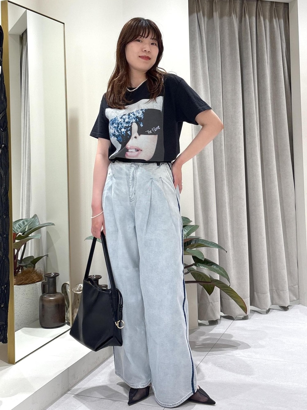 「モア、モアサロンエロペ、モア横浜、モア横浜高島屋、Tシャツ、プリントT、フォトT、デニム、ドレスデニム、春コーデ、初夏コーデ、夏コーデ、お出かけコーデ、ヴィンテージ、パンツスタイル」｜「ADAM ET ROPE'の【EMOELLE】・【サステナブル】ドレスデニムパンツ（デニムパンツ、ブルー系）」を使った、sanaさん（レディース・160cm）の春コーディネートの1枚目の写真