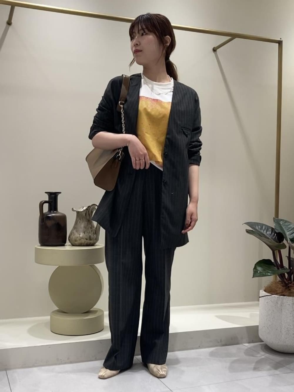 「モアサロンエロペ、モア、moisalonetropé、横浜高島屋、モア横浜高島屋、ロンT、バレエシューズ、ジャケット、Tシャツ、初秋コーデ、秋コーデ、パンツスタイル、ROPÉ、ナチュラル、イエベ秋」｜「SALON adam et rope'の【Yves Klein（イヴ・クライン）】ロングスリーブアートTシャツ（Tシャツ/カットソー、ホワイト系）」を使った、sanaさん（レディース・160cm）の夏コーディネートの1枚目の写真