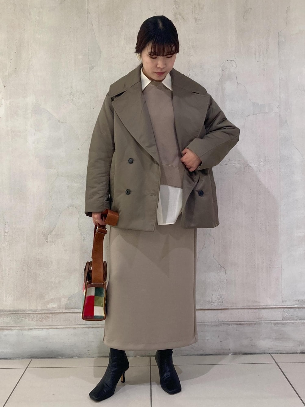 「モア、モアサロンエロペ、モア横浜高島屋、コート、ダウンコート、ダウン、シャツ、タイトスカート、ショートブーツ、ショルダーバッグ、秋コーデ、初冬コーデ、冬コーデ、大人カジュアル、レイヤード」｜「ROPE'のBeatrice boots(ベアトリス ブーツ)【メディア掲載】（ブーツ、ブラック系）」を使った、sanaさん（レディース・160cm）の秋コーディネートの1枚目の写真