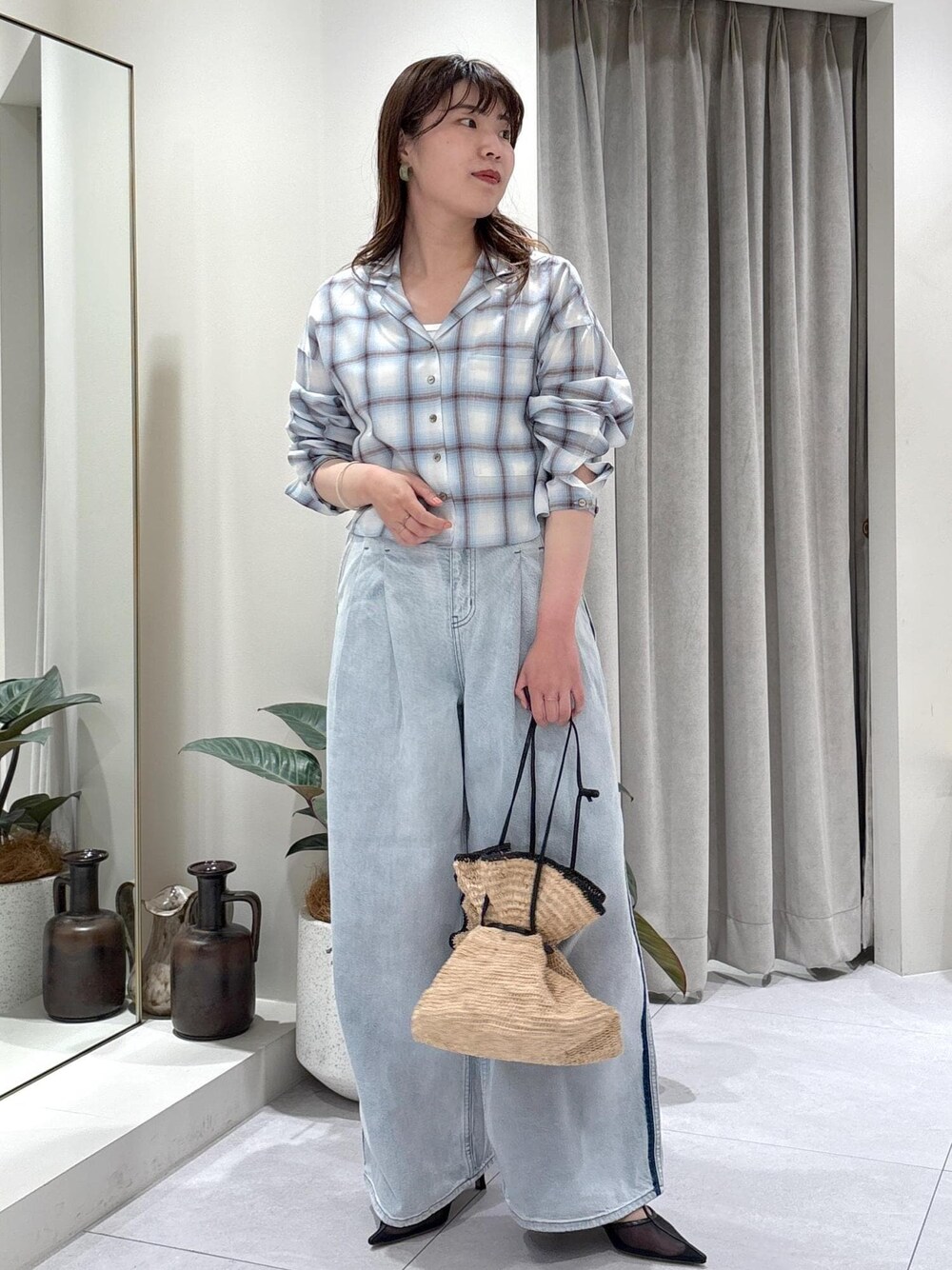 「モア、モアサロンエロペ、モア横浜、モア横浜高島屋、シャツ羽織り、デニム、ドレスデニム、夏バッグ、キレイめカジュアル、春コーデ、初夏コーデ、夏コーデ、お出かけコーデ、大人カジュアル、パンツスタイル」｜「ADAM ET ROPE'の【EMOELLE】・【サステナブル】ドレスデニムパンツ（デニムパンツ、ブルー系）」を使った、sanaさん（レディース・160cm）の春コーディネートの1枚目の写真