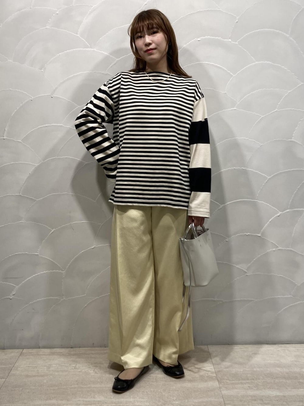 「ルミネ横浜、LUMINE横浜、横浜ルミネ、横浜LUMINE、GFGS、ボーダーカットソー、ボーダー、パンツ、ワイドパンツ、メタリックバレエ、バレエシューズ、ショルダーバッグ、24SS、FEMME、きれいめカジュアル」｜「ADAM ET ROPE'のダブルポケット2wayバッグ（ショルダーバッグ、ホワイト系）」を使った、sanaさん（レディース・160cm）の冬コーディネートの1枚目の写真