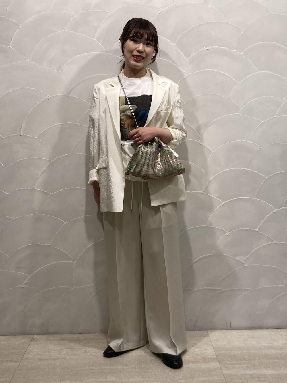 「ルミネ横浜、LUMINE横浜、横浜ルミネ、横浜LUMINE、ジャケットシャツ、ジャケット、Tシャツ、カットソー、パンツ、イージーパンツ、ローファー、ショルダーバッグ、BIGOTRE、24SS、FEMME」｜「JANE SMITH / JOHN SMITHの【JANE SMITH(ジェーンスミス)】NICOLA KLOOSTERMAN ABSTRACT S/S T-SHIRT（Tシャツ/カットソー、ホワイト系）」を使った、sanaさん（レディース・160cm）の春コーディネートの1枚目の写真