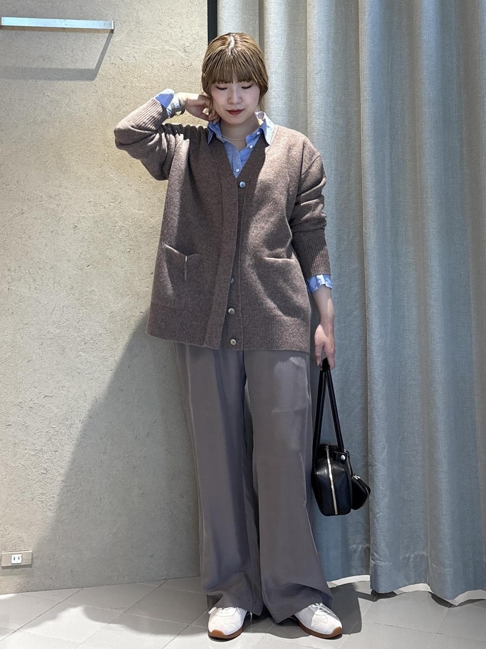 ブラック系のショルダーバッグ、ブルー系のシャツ/ブラウス、ブラウン系のその他パンツを着用したレディースの冬コーディネートの1枚目の写真