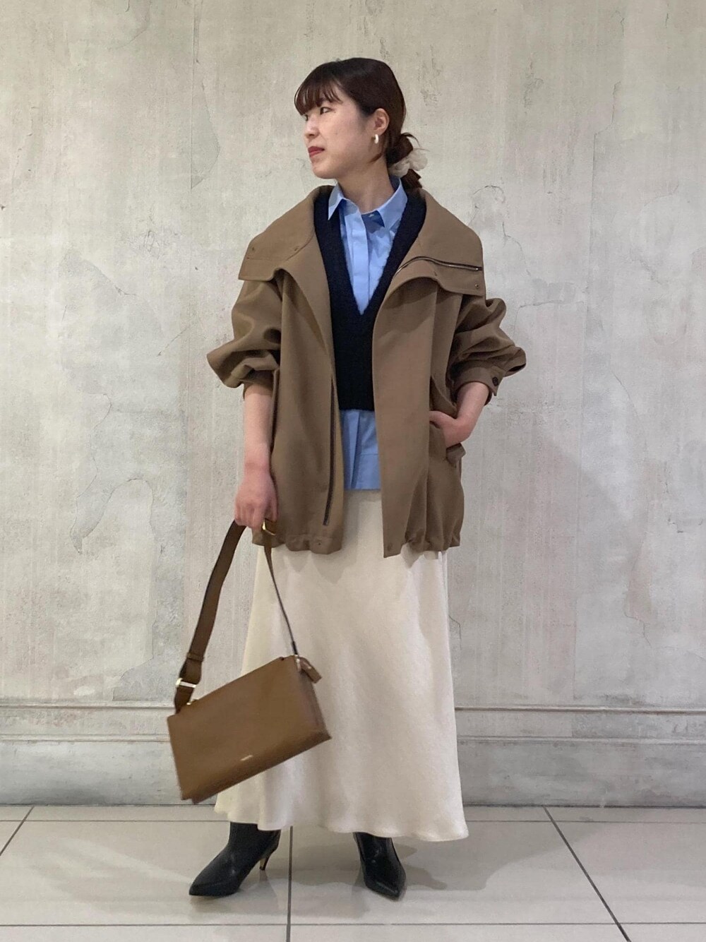 「モア、モアサロンエロペ、モア横浜高島屋、アウター、羽織り、シャツ、サテンスカート、スカート、ロングブーツ、ショルダーバッグ、お出かけコーデ、大人カジュアル、スカートスタイル、フェミニンコーデ、ROPÉ」｜「ROPE'のBarbara boots(バーバラブーツ)（ブーツ、ブラック系）」を使った、sanaさん（レディース・160cm）の秋コーディネートの1枚目の写真