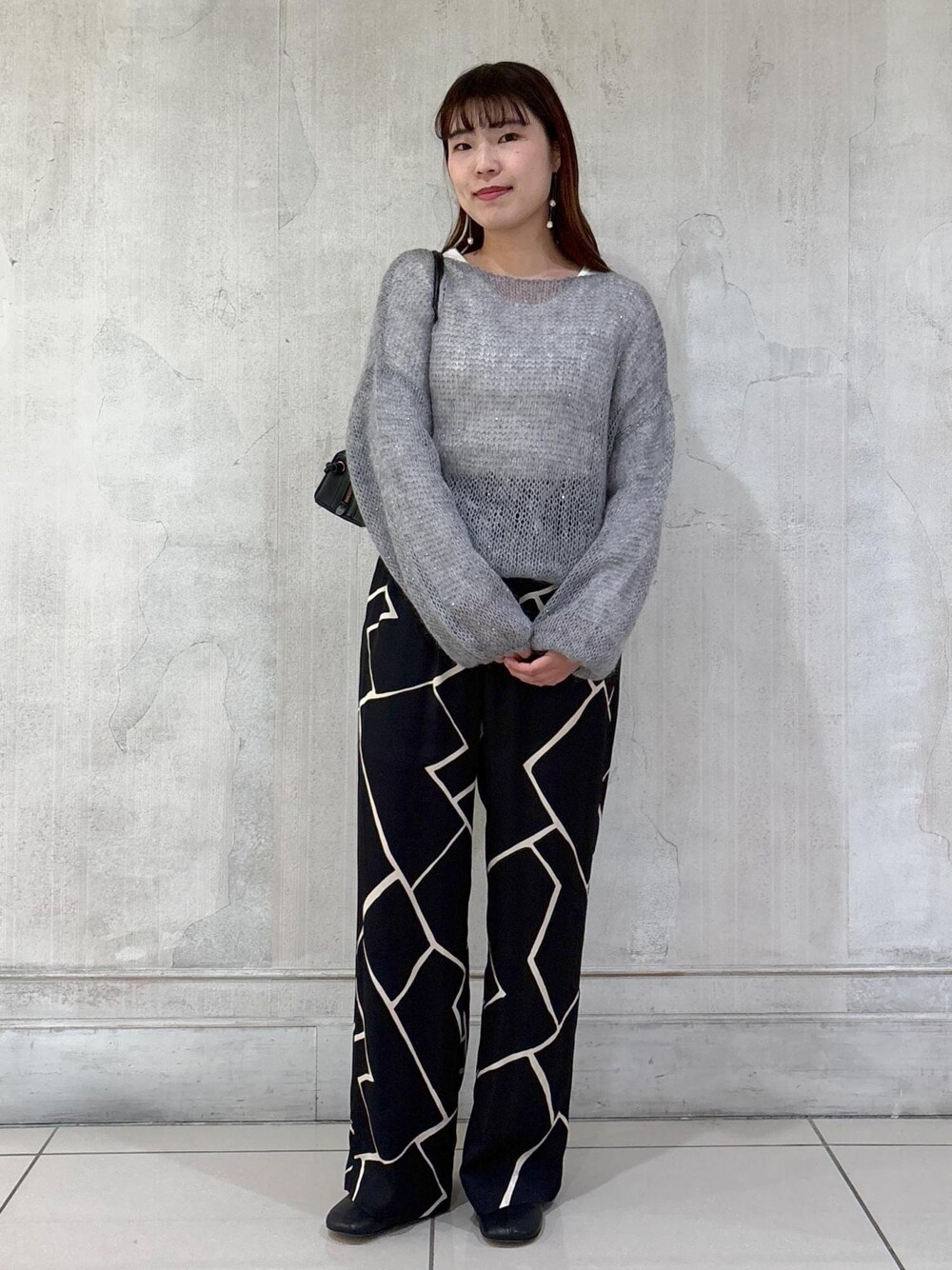 「モア、モアサロンエロペ、モア横浜、モア横浜高島屋、シアーモヘヤ、モヘヤ、モヘヤニット、ニット、柄パンツ、ショルダーバッグ、初冬コーデ、冬コーデ、お出かけコーデ、大人カジュアル、レイヤード」｜「ROPE'の【DEVEAUX】プリントイージーパンツ（その他パンツ、ブラック系）」を使った、sanaさん（レディース・160cm）の冬コーディネートの1枚目の写真