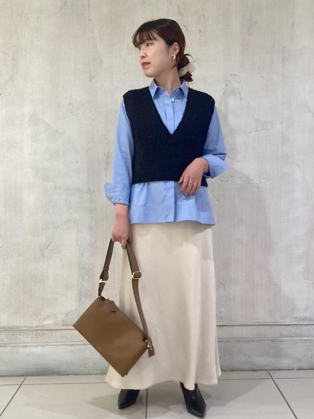 「モア、モアサロンエロペ、モア横浜高島屋、シャツ、スカート、サテンスカート、限定、ロングブーツ、初秋コーデ、秋コーデ、お出かけコーデ、スカートスタイル、フェミニンコーデ、ROPÉ、ナチュラル」｜「ROPE'のBarbara boots(バーバラブーツ)（ブーツ、ブラック系）」を使った、sanaさん（レディース・160cm）の秋コーディネートの1枚目の写真