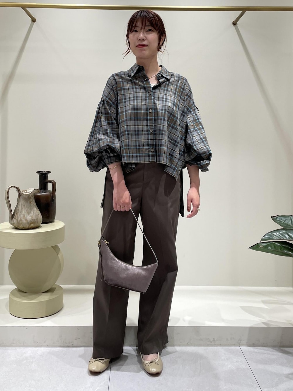 「モアサロンエロペ、モア、サロンアダムエロペ、モア横浜高島屋、ブラウス、ショルダーバッグ、スラックス、初秋コーデ、フェミニンコーデ、シンプルコーデ、きれいめコーデ、ROPÉ、ナチュラル、イエベ秋、乾燥」｜「SALON adam et rope'の【WEB限定カラー】コットンワッシャーローンボリュームスリーブブラウス　無地/チェック（シャツ/ブラウス、ブルー系）」を使った、sanaさん（レディース・160cm）の夏コーディネートの1枚目の写真