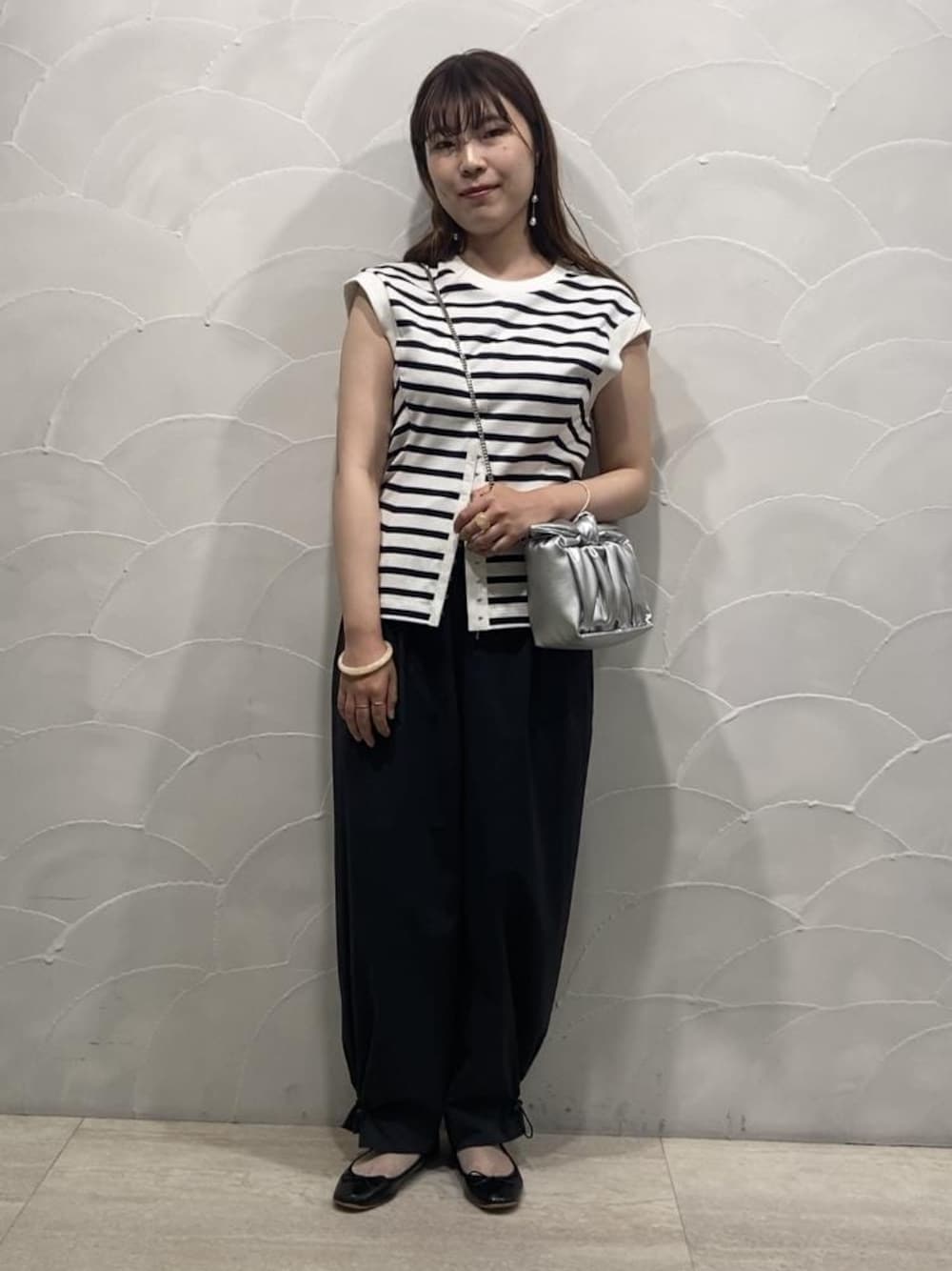 「ルミネ横浜、LUMINE横浜、横浜ルミネ、横浜LUMINE、シャカシャカパンツ、メタリックバレエ、チェーンバッグ、カットソー、初夏コーデ、夏コーデ、お出かけコーデ、モノトーンコーデ、ADAM ET ROPÉ、ナチュラル、イエベ秋」｜「ADAM ET ROPE'の【サステナブル】メタリックバレエ（バレエシューズ、ブラック系）」を使った、sanaさん（レディース・160cm）の夏コーディネートの1枚目の写真