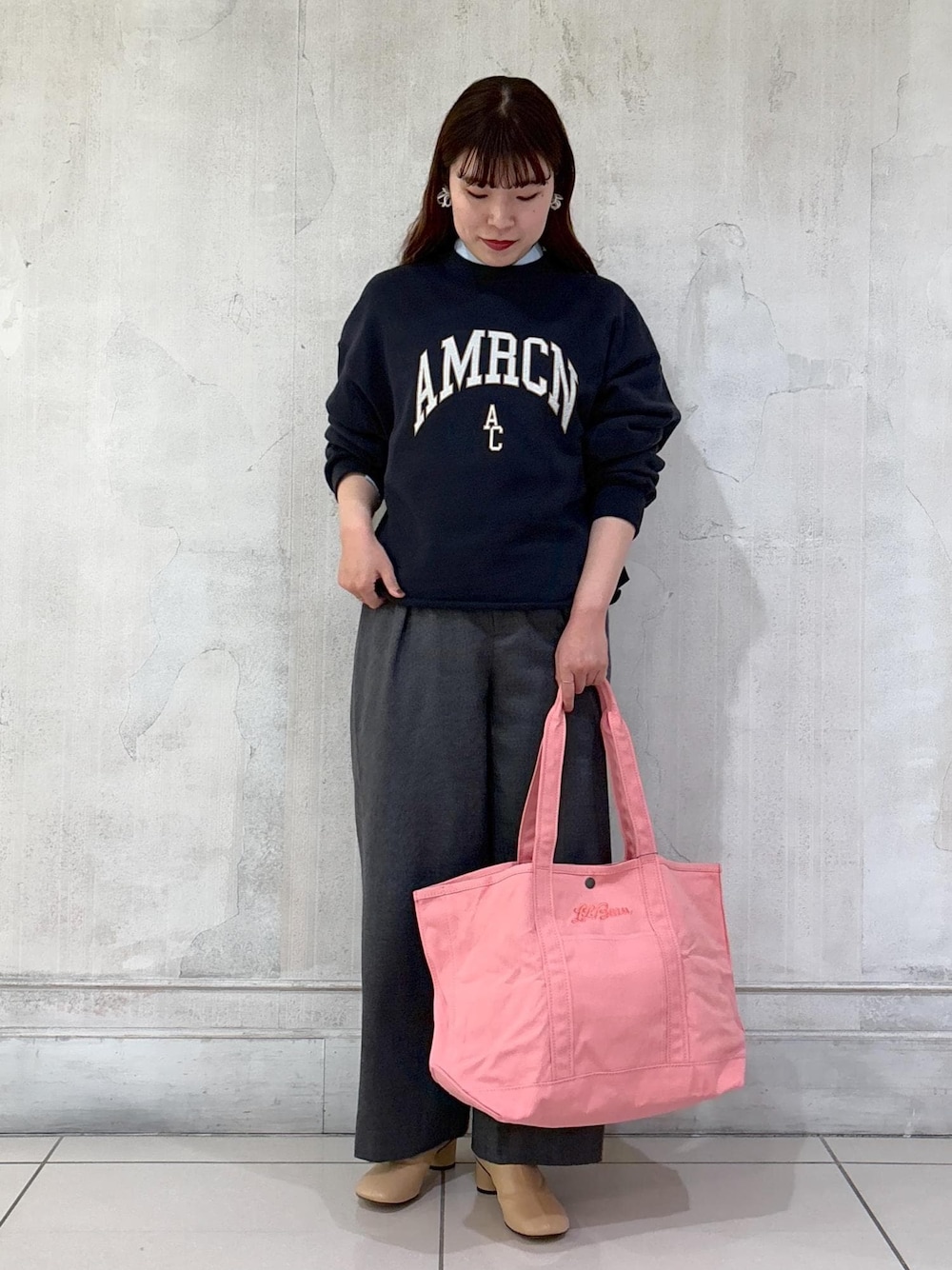 「モア、モア横浜、モア横浜高島屋、モアサロンエロペ、L.L. Bean、別注、アメリカーナ、ワイドパンツ、初春コーデ、初冬コーデ、冬コーデ、パンツスタイル、シンプルコーデ、ROPÉ、ナチュラル」｜「AMERICANAの【Americana（アメリカーナ）】裏毛ロゴスウェットプルオーバー（スウェット、ブラック系）」を使った、sanaさん（レディース・160cm）の冬コーディネートの1枚目の写真
