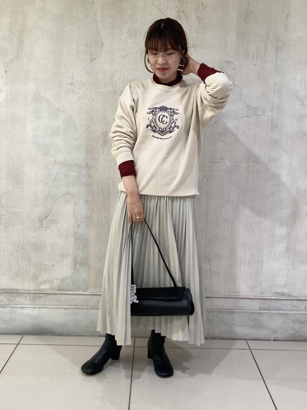 「モア、モアサロンエロペ、moisalonetrope、モア横浜高島屋、クリーミーコットン、プリーツスカート、ブーツ、初秋コーデ、秋コーデ、お出かけコーデ、レイヤード、スカートスタイル、ROPÉ、ナチュラル、イエベ秋」｜「ADAM ET ROPE'のMOL Rollバッグ（ショルダーバッグ、ブラック系）」を使った、sanaさん（レディース・160cm）の秋コーディネートの1枚目の写真