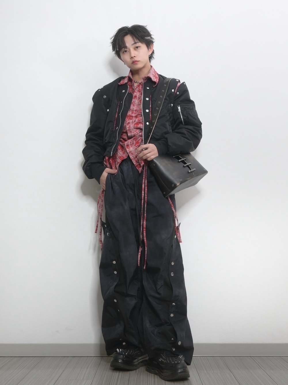 「TAKATO、GRANCY、MA-1、ブラック、レッド、チェックシャツ、ナイロンパンツ、ブラックコーデ、カジュアル、レザーバッグ」｜「GRANCYの【GRANCY】Vintage like leather bag / ヴィンテージライクレザーバッグ（ショルダーバッグ、ブラック系）」を使った、 TAKATOさん（メンズ・172cm）の冬コーディネートの1枚目の写真