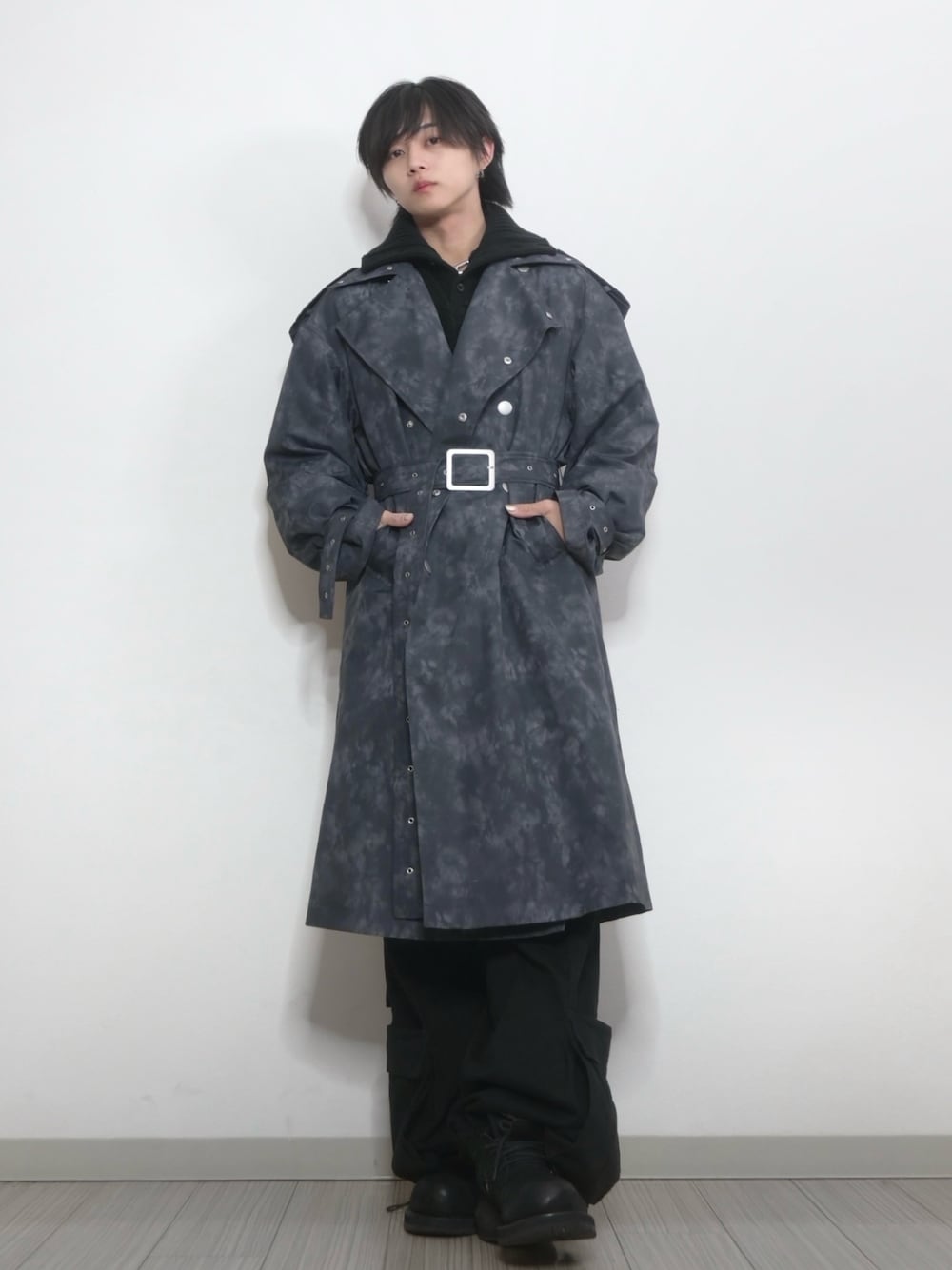 「GRANCY、TAKATO、ネックウォーマー、カーゴパンツ、コート、コートコーデ、ダークカラー、ブラック、グレー、きれいめカジュアル」｜「GRANCYの【GRANCY】Patterned  Long Trench Coat / 総柄ロングトレンチコート（トレンチコート、ブラック系）」を使った、 TAKATOさん（メンズ・172cm）の冬コーディネートの1枚目の写真