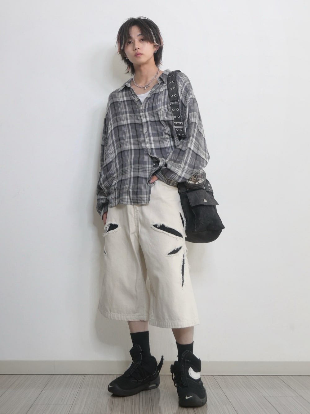「シャツスタイル、ハーフパンツ、スニーカー、ストリート、カジュアル、ストリートコーデ、GRANCY、TAKATO、ショルダーバッグ、バッグ、デニム、新作、WEARyouthコーデ」｜「Graphpaperのアイテム（シャツ/ブラウス、グレー系）」を使った、 TAKATOさん（メンズ・172cm）の夏コーディネートの1枚目の写真