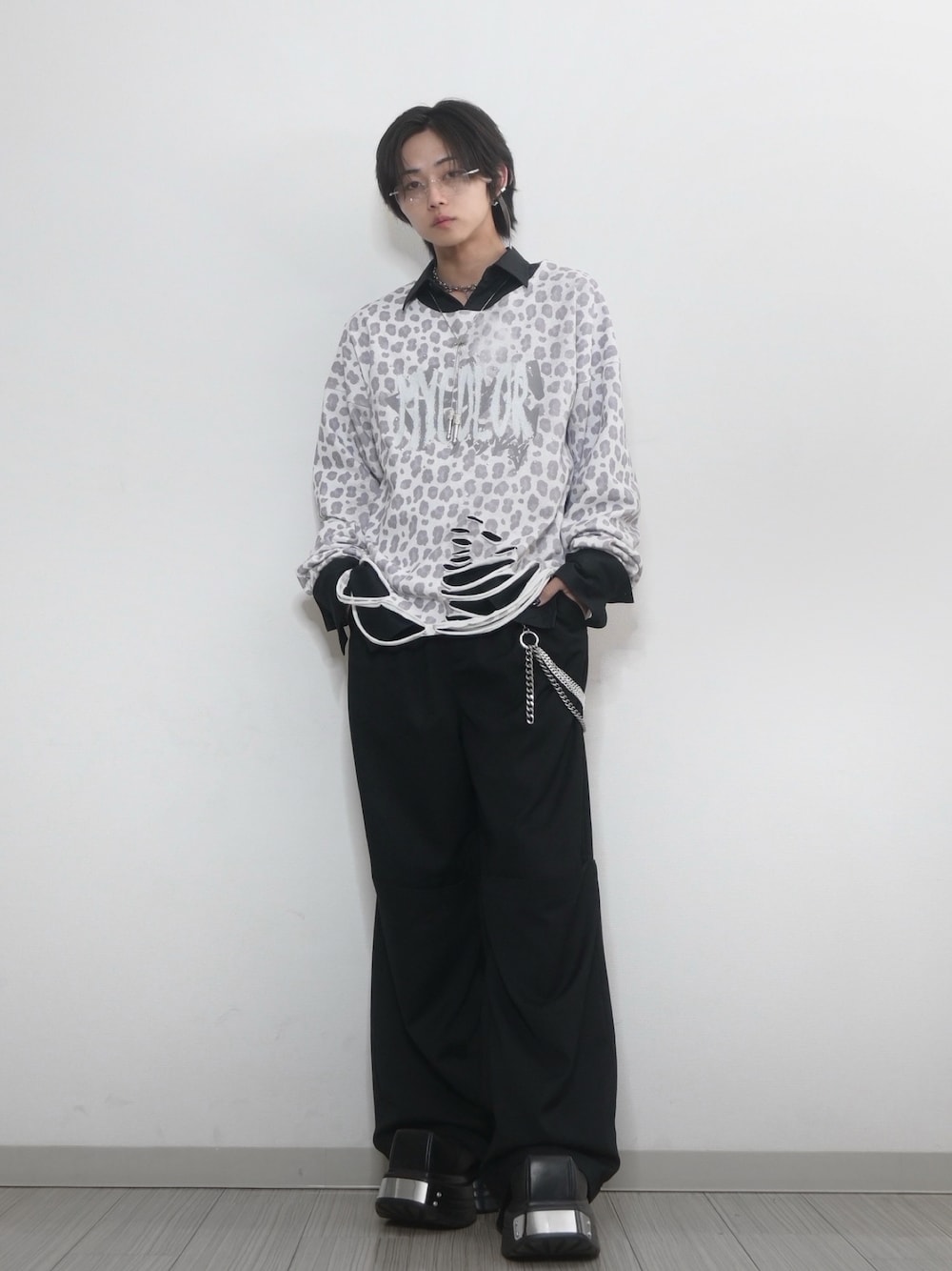 「GRANCY、TAKATO、ホワイトコーデ、ホワイト、モノトーン、きれいめカジュアル、シャツスタイル、はるコーデ、ブラック、スラックス」｜「GRANCYの【GRANCY】Patterned All Over Rhinestone Graphic Longsleeve Tshirt / 総柄ラインストーングラフィックロンT（Tシャツ/カットソー、ホワイト系）」を使った、 TAKATOさん（メンズ・172cm）の春コーディネートの1枚目の写真