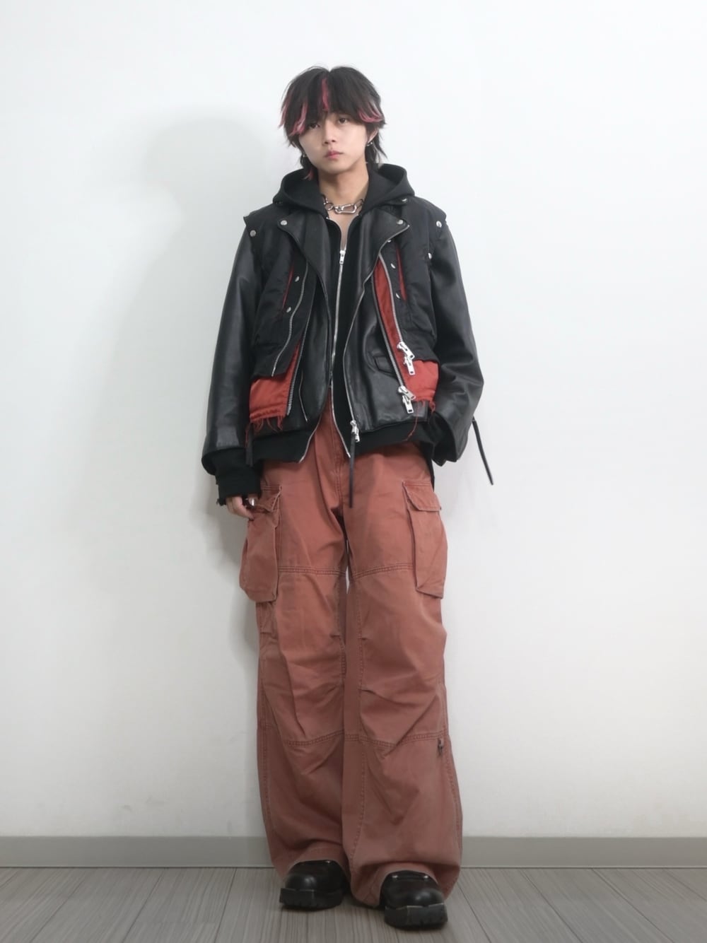 「MA-1、GRANCY、TAKATO、ブラック、ベスト、カーゴパンツ、ブラウン、冬コーデ、カジュアル、ミリタリー、ライダース、ブーツ」｜「MAISON SPECIALの《ユニセックスアイテム》ラムレザープライムオーバーダブルライダースジャケット【MAISON SPECIAL/メゾンスペシャル】（ライダースジャケット、ブラック系）」を使った、 TAKATOさん（メンズ・172cm）の冬コーディネートの1枚目の写真